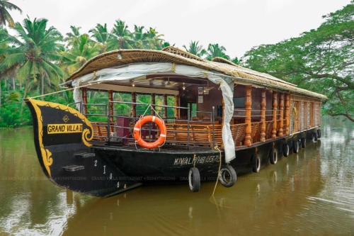 Grand Villa Houseboat