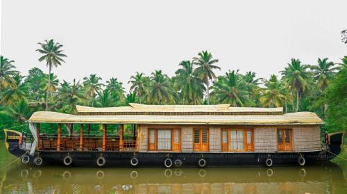 Grand Villa Houseboat