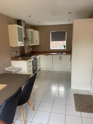 Dapur, Stunning Large Detached Gloucester, 4 beds, 3 bedroom, 2 bathroom property, Nr Chelt, The Docks and  in Gloucester