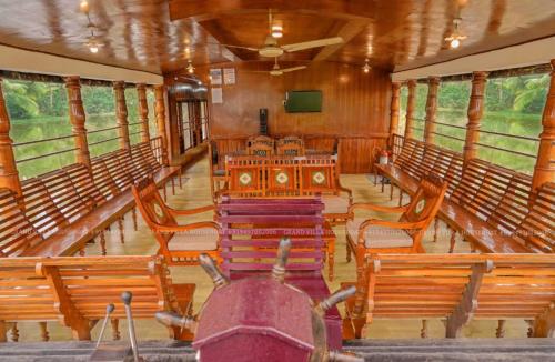 Grand Villa Houseboat