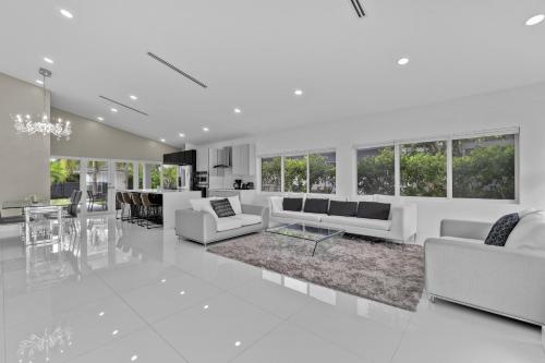 Luxury House 4 beds heated Pool w Jaccuzzi