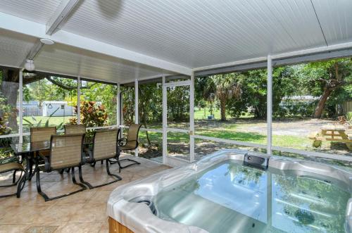 Walk to Beach, Restaurants, Shopping/Hot Tub! in Sarasota, USA