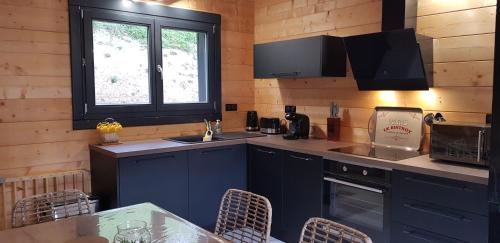 Grand chalet vue sur la montagne in 伊素