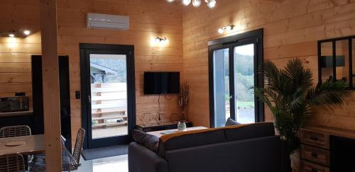 Grand chalet vue sur la montagne in 伊素