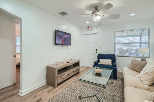 Hidden Oasis ** Stunning 2 BR ** Sunset Shores in West Palm Beach, USA