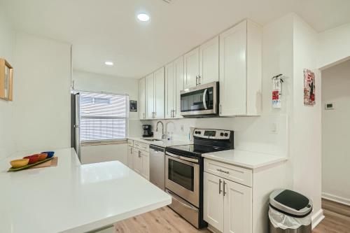 Hidden Oasis ** Stunning 2 BR ** Sunset Shores in West Palm Beach, USA