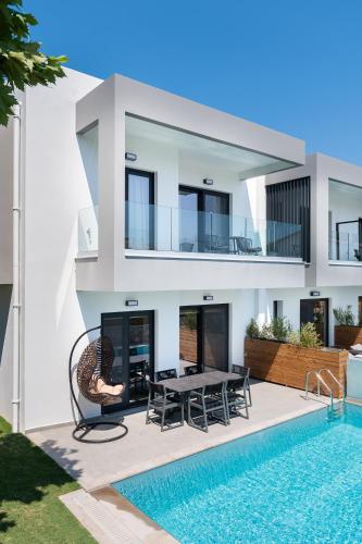 Three-Bedroom Maisonette with Swim-Up Pool image 10