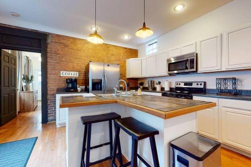 Private Home-Backyard-Parking Near Nulu Downtown in Louisville, USA