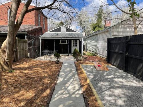 Private Home-Backyard-Parking Near Nulu Downtown - image 4