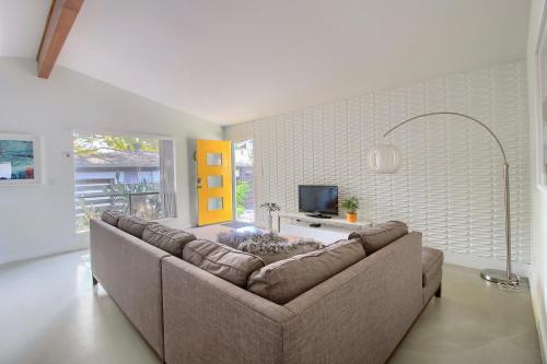 Mid-Century Home, Downtown 7-min Drive, Smart TV in Austin, USA