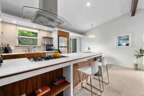Mid-Century Home, Downtown 7-min Drive, Smart TV in Austin, USA