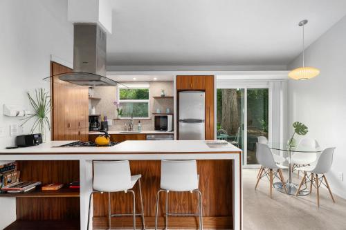 Mid-Century Home, Downtown 7-min Drive, Smart TV in Austin, USA