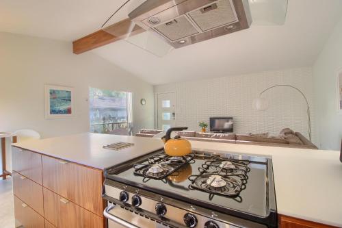 Mid-Century Home, Downtown 7-min Drive, Smart TV in Austin, USA