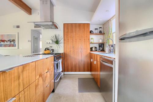 Mid-Century Home, Downtown 7-min Drive, Smart TV in Austin, USA