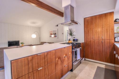 Mid-Century Home, Downtown 7-min Drive, Smart TV in Austin, USA