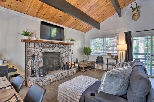 Modern Cabin with Game Room and Deck, Near Skiing in Running Springs, USA
