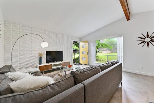 Walk to SoCo Stylish Mid Century Gem by Lodgewell in Austin, USA