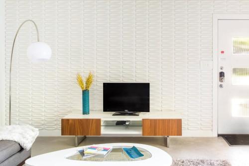 Walk to SoCo Stylish Mid Century Gem by Lodgewell in Austin, USA