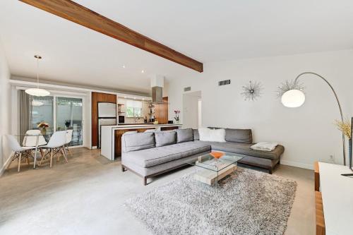 Walk to SoCo Stylish Mid Century Gem by Lodgewell in Austin, USA