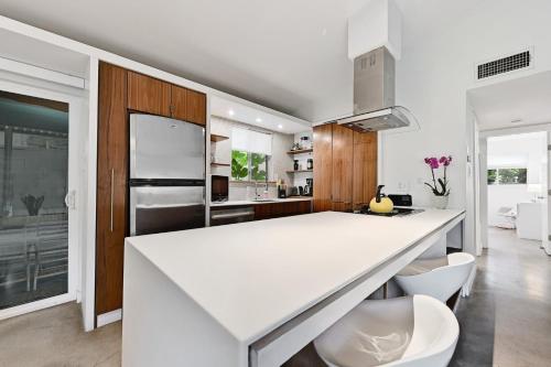 Walk to SoCo Stylish Mid Century Gem by Lodgewell in Austin, USA