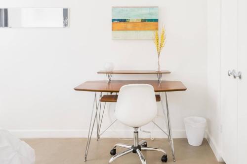 Walk to SoCo Stylish Mid Century Gem by Lodgewell in Austin, USA