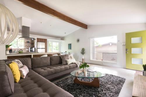 Quiet Haven with Huge Fenced Yard Fast Internet by Lodgewell in Austin, USA