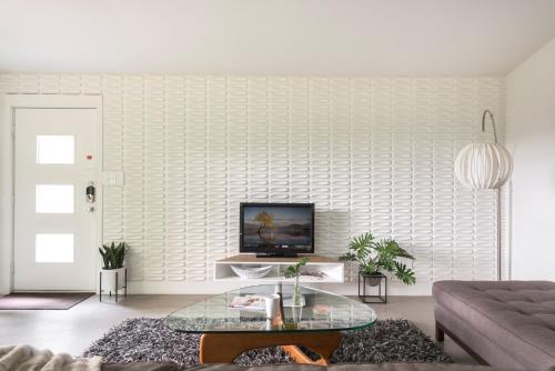 Quiet Haven with Huge Fenced Yard Fast Internet by Lodgewell in Austin, USA
