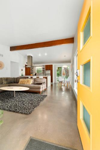 Stylish SoCo Gem Near Downtown, Fast WiFi, SmartTV in Austin, USA