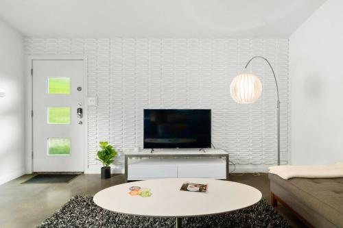 Stylish SoCo Gem Near Downtown, Fast WiFi, SmartTV in Austin, USA