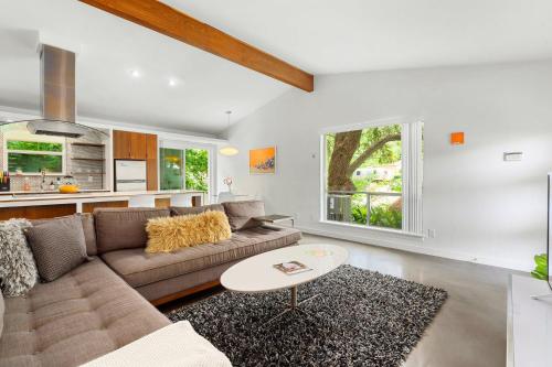 Stylish SoCo Gem Near Downtown, Fast WiFi, SmartTV in Austin, USA