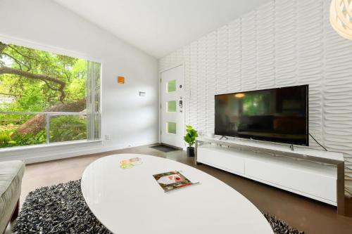 Stylish SoCo Gem Near Downtown, Fast WiFi, SmartTV in Austin, USA