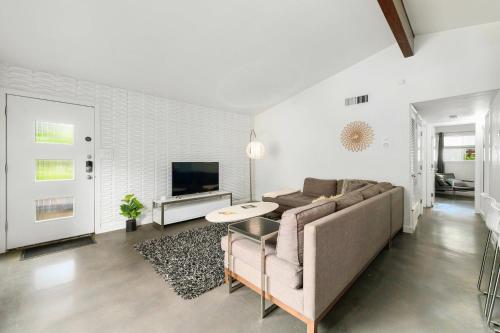 Stylish SoCo Gem Near Downtown, Fast WiFi, SmartTV in Austin, USA