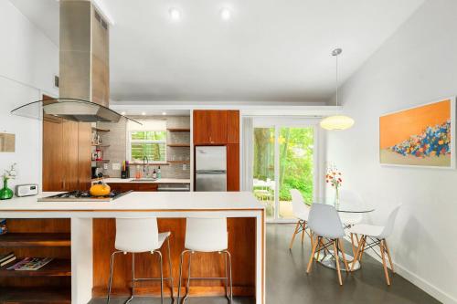 Stylish SoCo Gem Near Downtown, Fast WiFi, SmartTV in Austin, USA