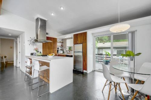 Quiet Mid Century Modern Retreat with Patio and Yard by Lodgewell in Austin, USA