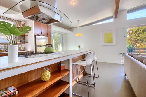 Quiet Mid Century Modern Retreat with Patio and Yard by Lodgewell in Austin, USA