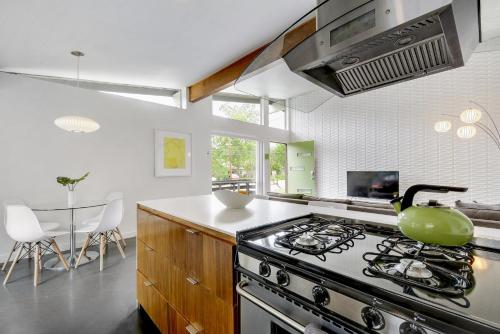Quiet Mid Century Modern Retreat with Patio and Yard by Lodgewell in Austin, USA