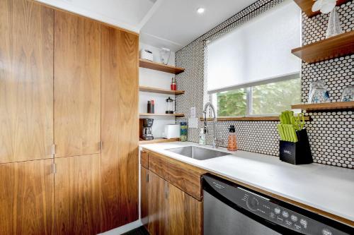 Quiet Mid Century Modern Retreat with Patio and Yard by Lodgewell in Austin, USA