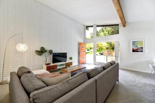 Mid Century Modern near SoCo & DT by Lodgewell in Austin, USA