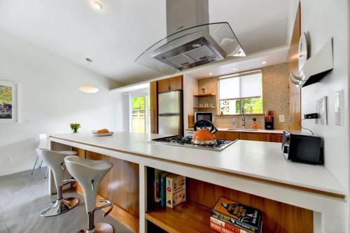 Mid Century Modern near SoCo & DT by Lodgewell in Austin, USA