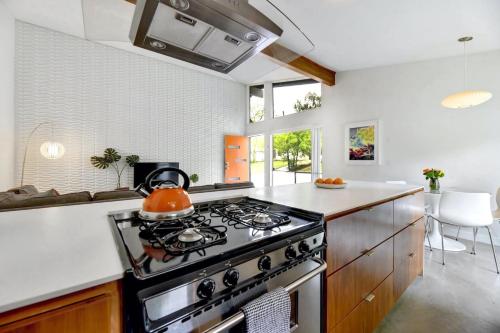 Mid Century Modern near SoCo & DT by Lodgewell in Austin, USA
