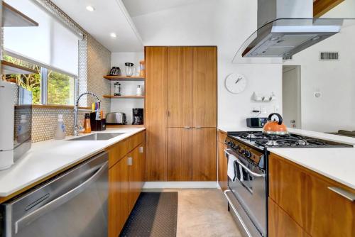 Mid Century Modern near SoCo & DT by Lodgewell in Austin, USA