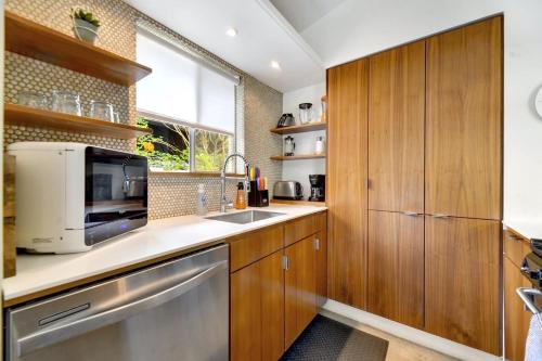 Mid Century Modern near SoCo & DT by Lodgewell in Austin, USA
