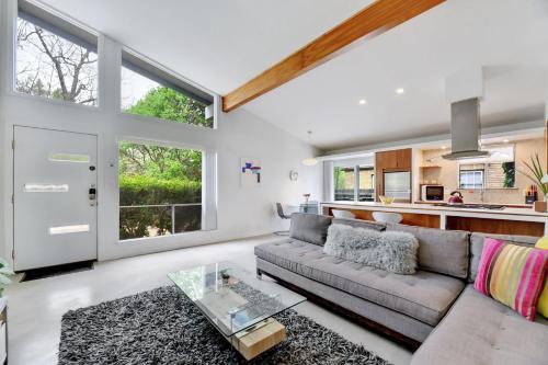 Sunny Mid Century Modern with Parking Patio and Fenced Yard by Lodgewell in Austin, USA