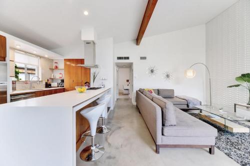 Sunny Mid Century Modern with Parking Patio and Fenced Yard by Lodgewell in Austin, USA