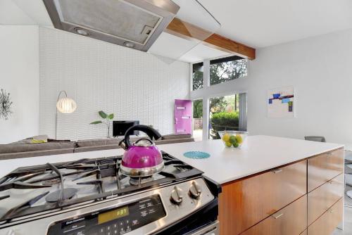Sunny Mid Century Modern with Parking Patio and Fenced Yard by Lodgewell in Austin, USA