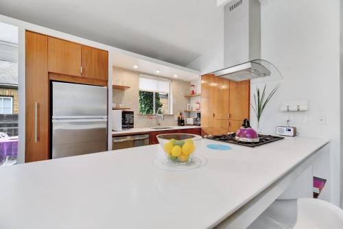 Sunny Mid Century Modern with Parking Patio and Fenced Yard by Lodgewell in Austin, USA