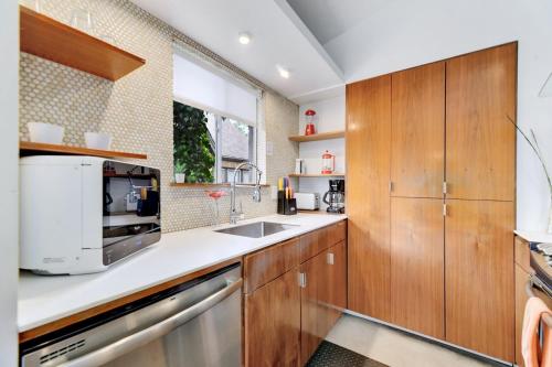Sunny Mid Century Modern with Parking Patio and Fenced Yard by Lodgewell in Austin, USA