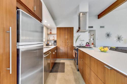 Sunny Mid Century Modern with Parking Patio and Fenced Yard by Lodgewell in Austin, USA