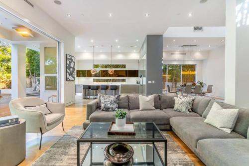 LUXURY 5 BEDROOM VILLA C!!!! in Los Angeles, USA