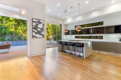 LUXURY 5 BEDROOM VILLA C!!!! in Los Angeles, USA